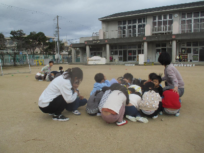 避難訓練に参加する園児