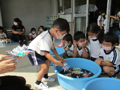巾着を液につける年少児