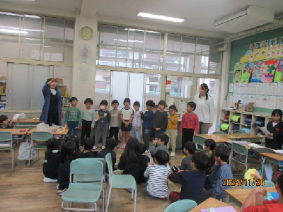 小学校の先生の話をきく年長児