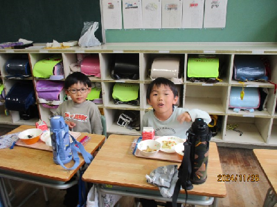 交流給食を食べる年長児