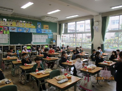 小学生と一緒に給食を食べる園児