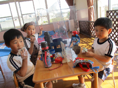 豚汁を食べる園児