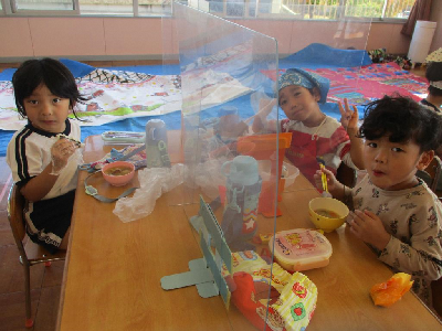 みんなで豚汁を楽しく食べる園児