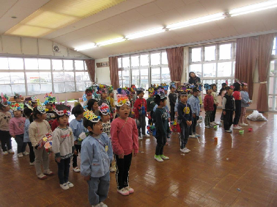 「まめまき」の歌を歌う園児