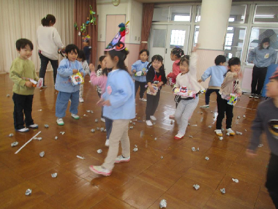 豆まきをする園児