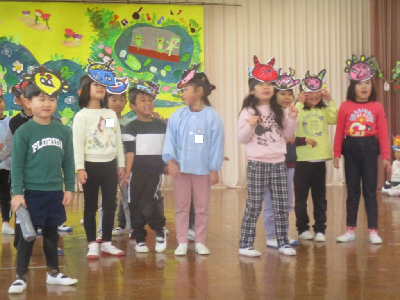 鬼になりきっている年長児