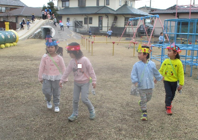 鬼の足あとを探す園児