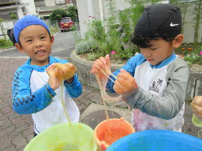 スライムで遊ぶ園児