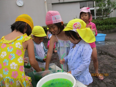 寒天遊びをする園児
