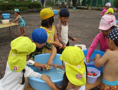 氷で遊ぶ園児