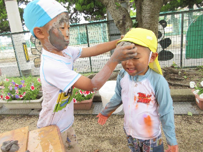 土粘土で遊ぶ園児