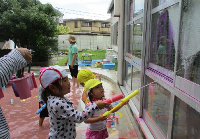 水鉄砲で遊ぶ園児