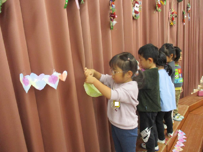 なかよし会の飾りつけをする年少児