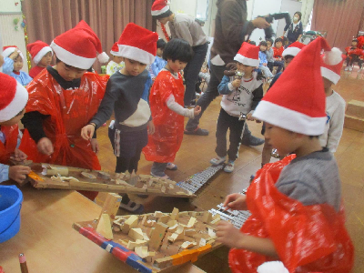 ドングリコースターを楽しむ園児