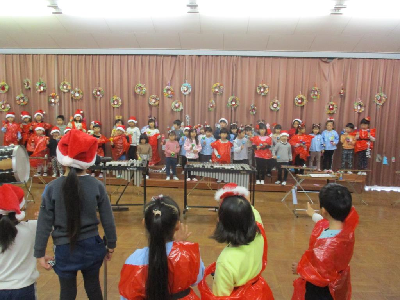 楽器演奏を楽しむ園児