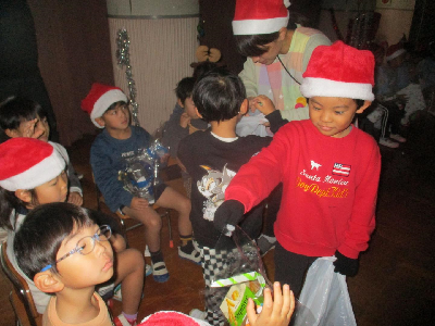 お友達サンタさんにプレゼントをもらう園児
