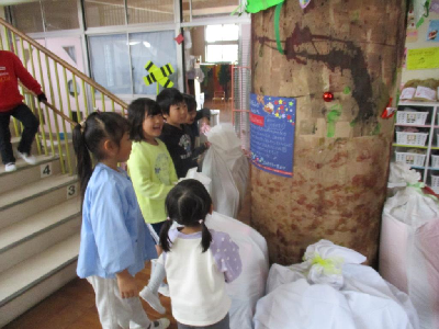 サンタさんからの手紙を見つけて喜ぶ園児