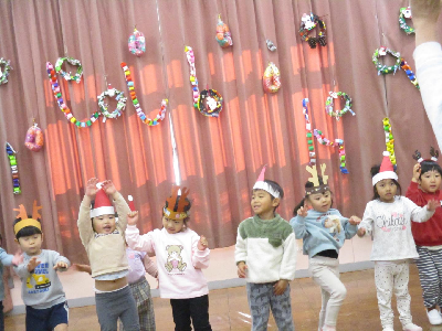 ダンスを踊る年少児