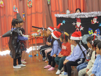 クリスマスの劇をする年長児