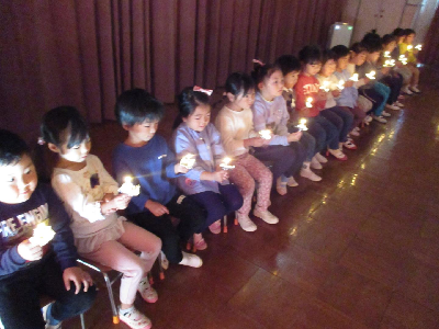 キャンドルサービスを楽しむ園児