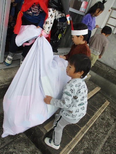 サンタさんからのプレゼントを見つけた園児