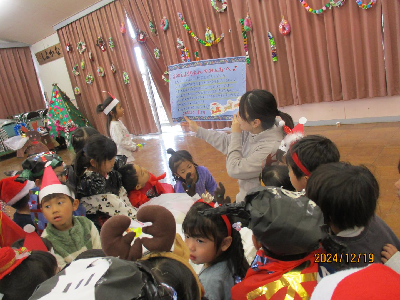 サンタさんからの手紙を読む園児