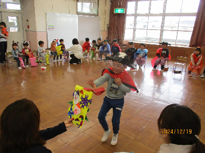 プレゼントをもらう園児
