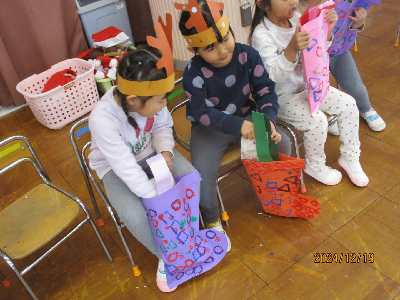 プレゼントの中を見る園児