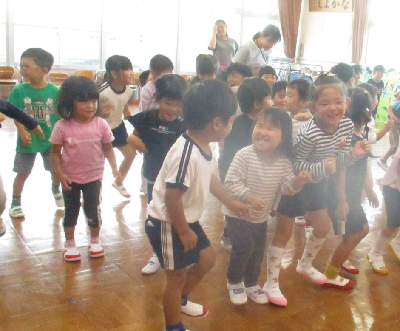 ダンスを楽しむ園児