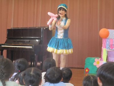 バルーンアートをするなおちゃん先生