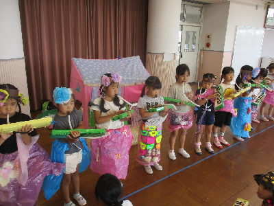 ピアニカで遊ぶ園児