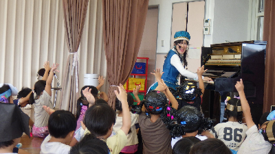 ピアノで遊ぶ園児