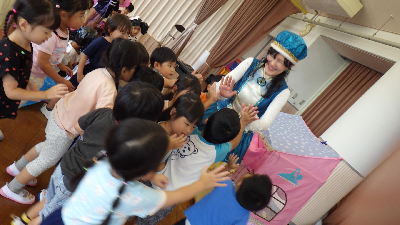 なおちゃん先生とお別れをする園児