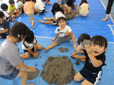 粘土で遊ぶ3歳児
