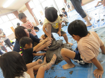 粘土で遊ぶ年中児