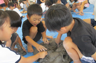 粘土で遊ぶ年長児