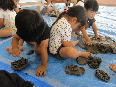 粘土でごちそうを作る年少児