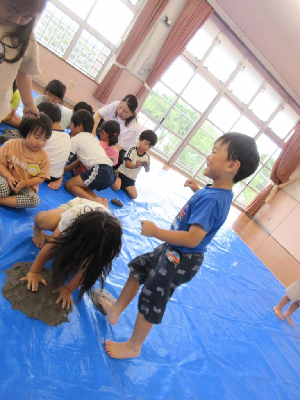 粘土で遊ぶ年中児