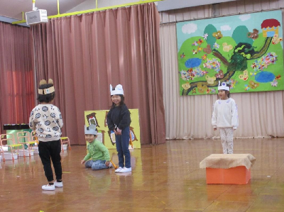 お話遊びをする年少児