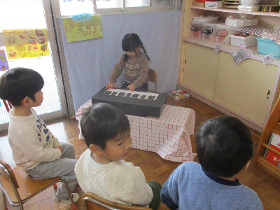 ちゅうがっこうごっこをする年少児
