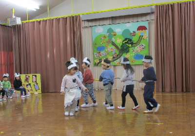 お話遊びをする年少児