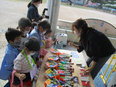 ダーツ屋さんでハロウィンのプレゼントをもらう園児