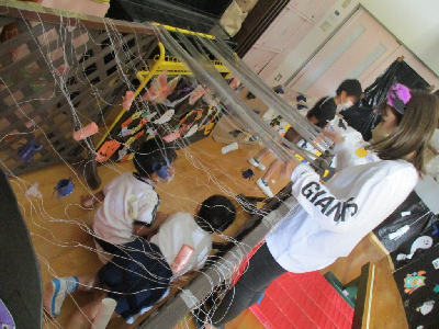 お化け屋敷を楽しむ園児