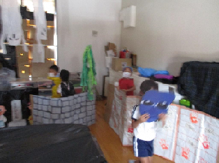 自分たちがお化けになってお化け屋敷で遊ぶ園児