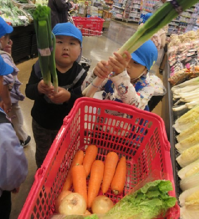 買い物をする園児