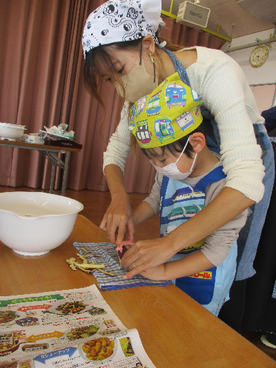 サツマイモの皮をむく園児