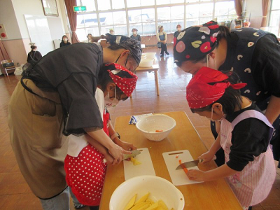 野菜を切る園児