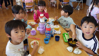 豚汁パーティーをする園児