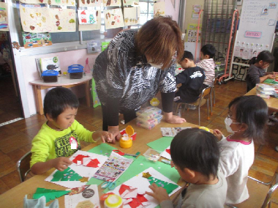 折り紙でサンタさんを折る年中児
