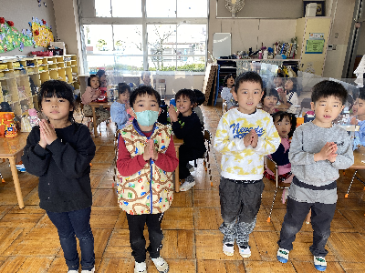 いただきますお挨拶をする年長児